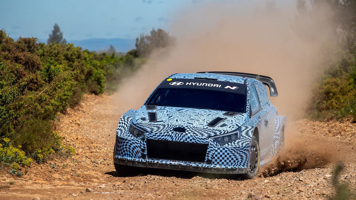 Rally se řítí do hybridní éry, WRC speciály s elektromotorem testuje Ford i Hyundai