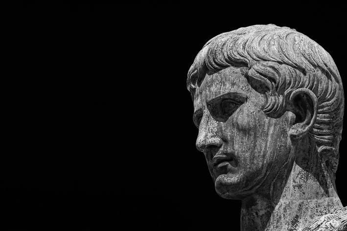 Sochařské ztvárnění hlavy prvního římského císaře Augusta na ilustračním snímku