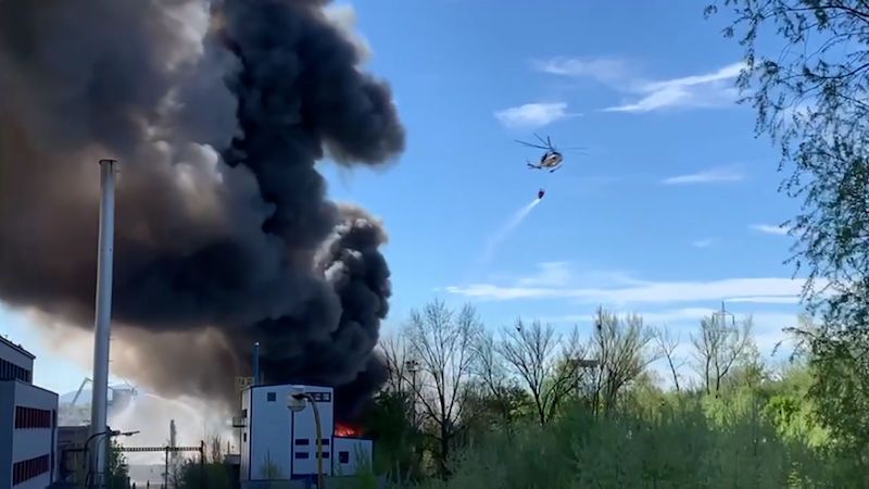 V Ostravě hoří po výbuchu vrakoviště, plameny hasil vrtulník s bambivakem