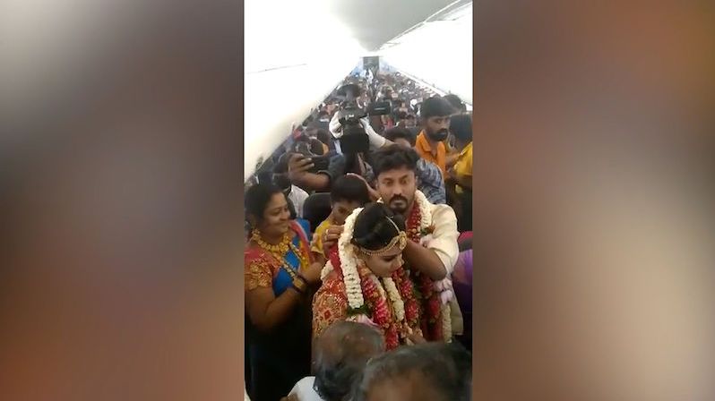 Indický pár obešel covidová opatření. Svatbu pro 160 lidí uspořádal v letadle