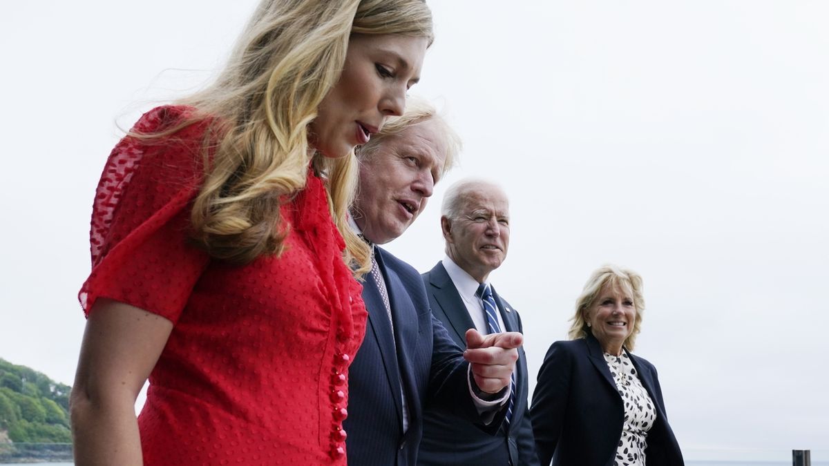 Prezidenta Bidena s manželkou přivítali na corwnallské promenádě manželé Johnsonovi