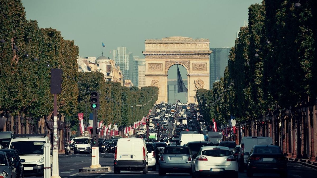 Paříž chce zavřít centrum pro auta už příští rok. Rezidenti mají mít výjimku