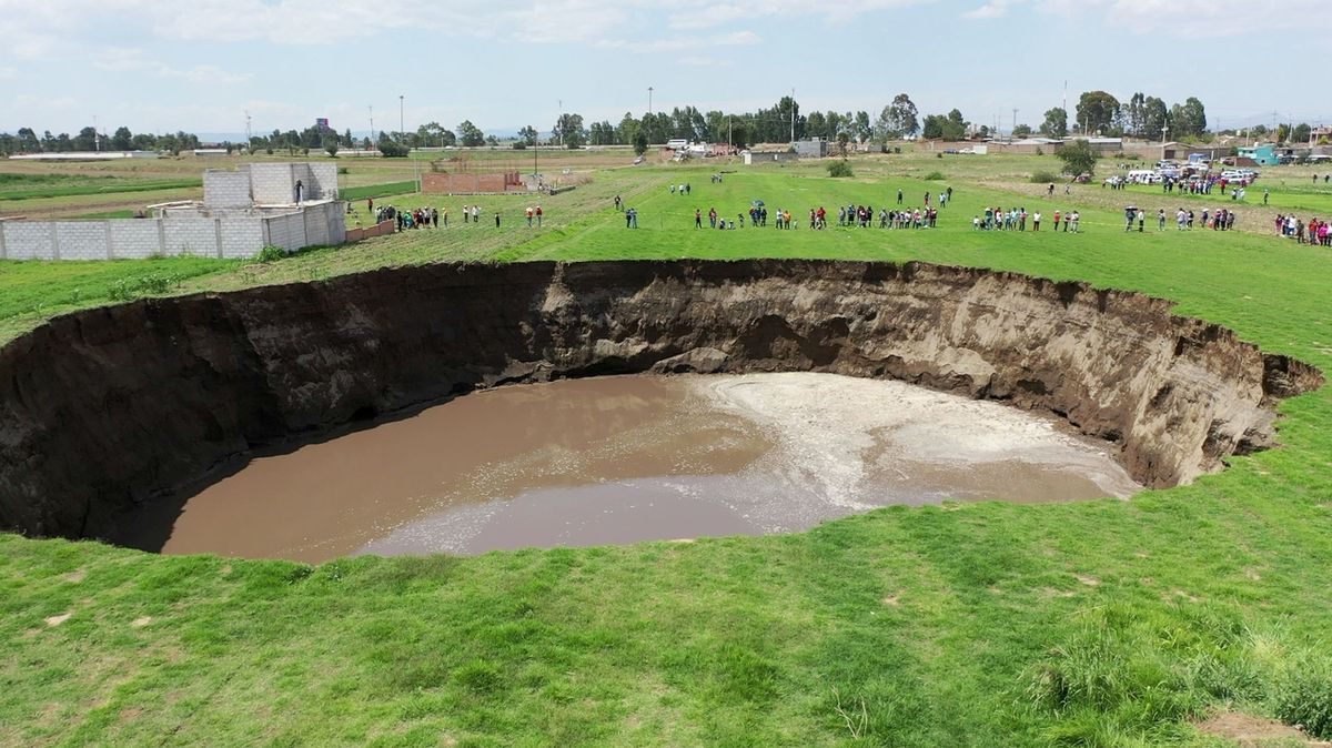 Lidé pozorují kráter vzniklý u mexického města Puebla