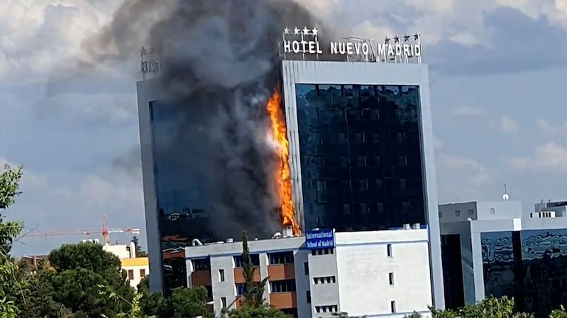 Čtyřhvězdičkový hotel v Madridu zachvátily plameny