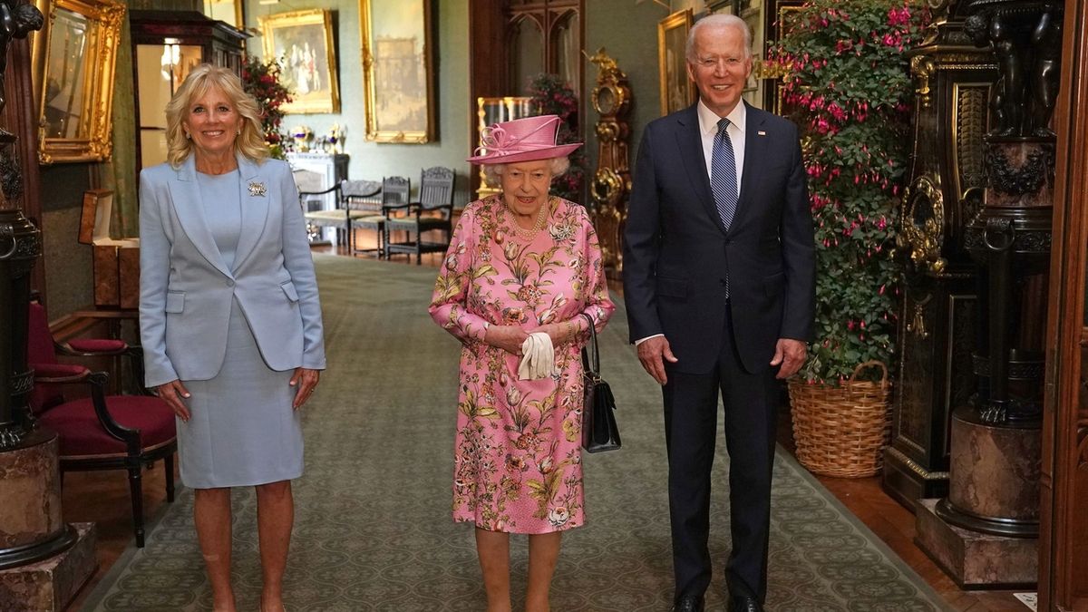 Britská královna si s Bidenovými dala čaj. Připomněla mi matku, řekl šéf Bílého domu