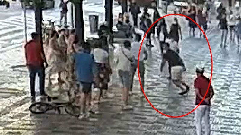 Útočník na Václavském náměstí skolil kopem muže, pak mu dal pěstí