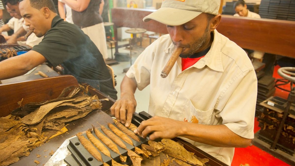 V nejstarší dominikánské manufaktuře na doutníky. Vyrobí jich tu miliony ročně