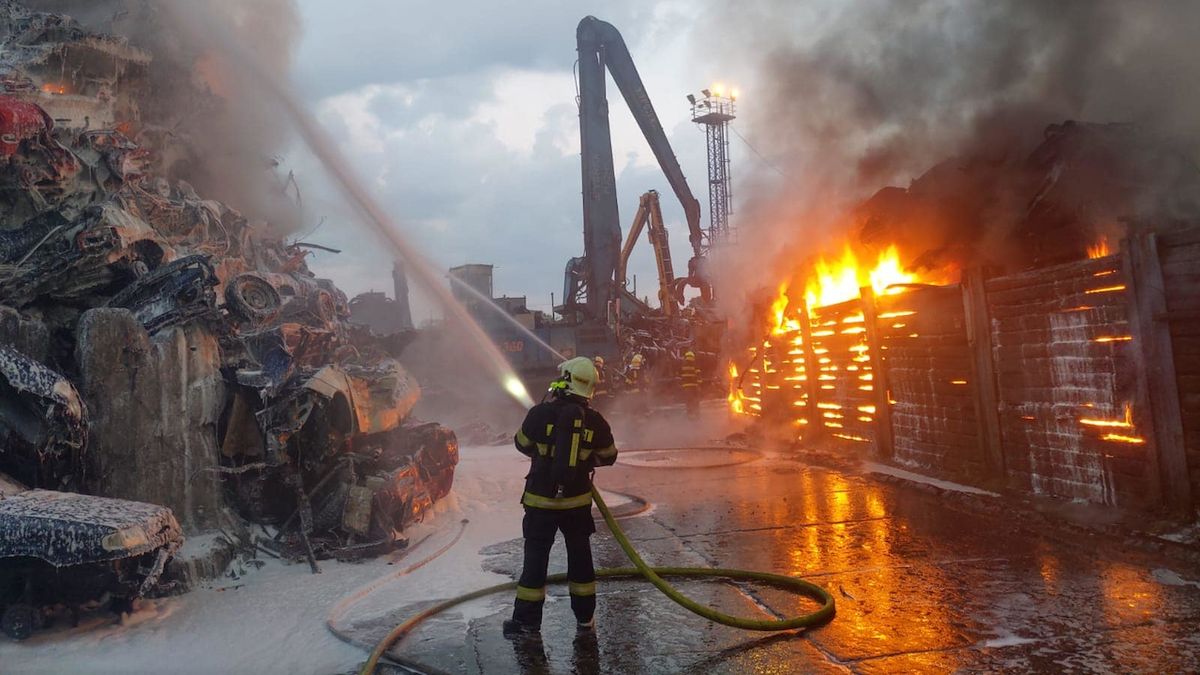 V Ostravě hoří autovrakoviště, na místě je 21 jednotek hasičů