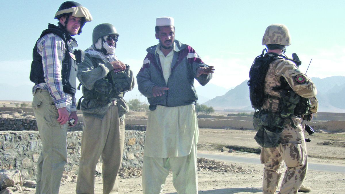 Afghánští tlumočníci pomáhali českým vojákům a odborníkům i v komunikaci s afghánskými řemeslníky. 