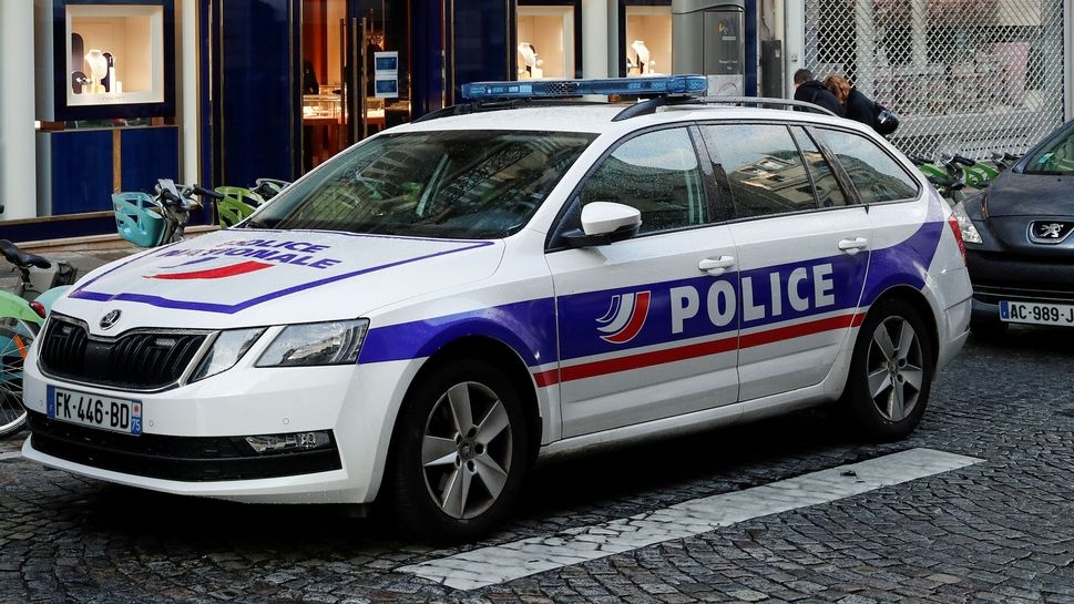 Francouzská policie zadržela rodiče dvojčat, jež zemřela asi na dehydrataci
