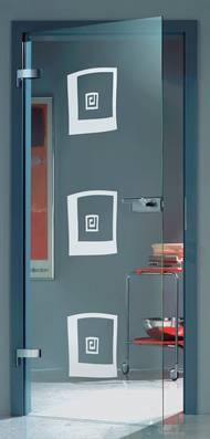 Pískované dveře Togo z bezpečnostního kaleného skla vnášejí do prostředí hravý etnický prvek, světlo a houževnatost proti vlhkosti.