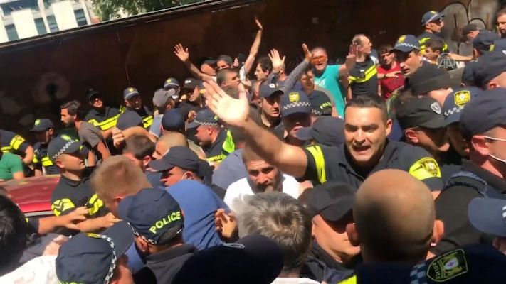 Hon na LGBT v Gruzii. Extremisté zdemolovali kancelář a bili lidi na ulici do krve
