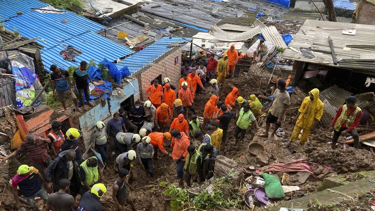V Bombaji zemřelo nejméně 25 lidí při sesuvech půdy