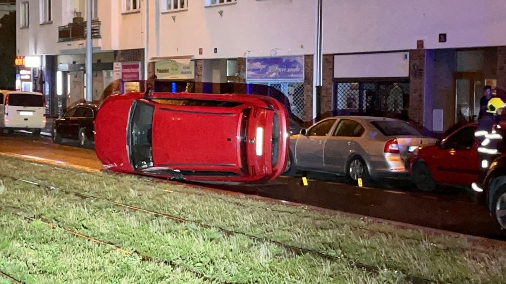 Opilá řidička nabourala v Praze několik aut. Ve voze byla bývalá europoslankyně Hybášková