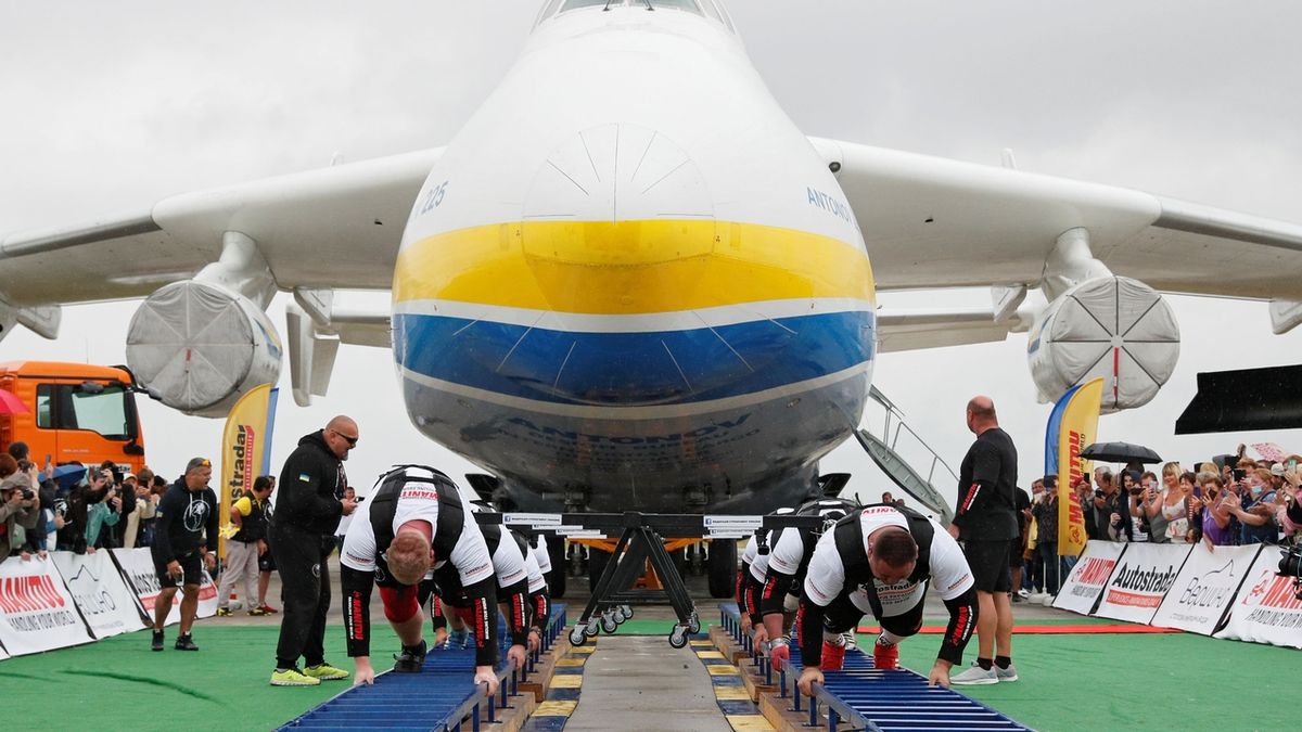 Osm ukrajinských siláků pohnulo s nejtěžším letadlem světa