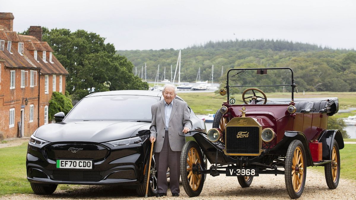 Celý život s Fordem. 101letý muž začínal s Modelem T, nyní vyzkoušel elektrický Mustang