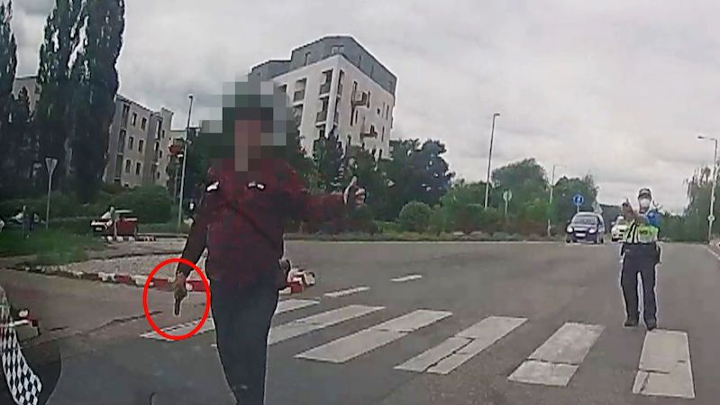 Kovboj tasil na strážníka v Praze slzný plyn, pak vytáhl revolver
