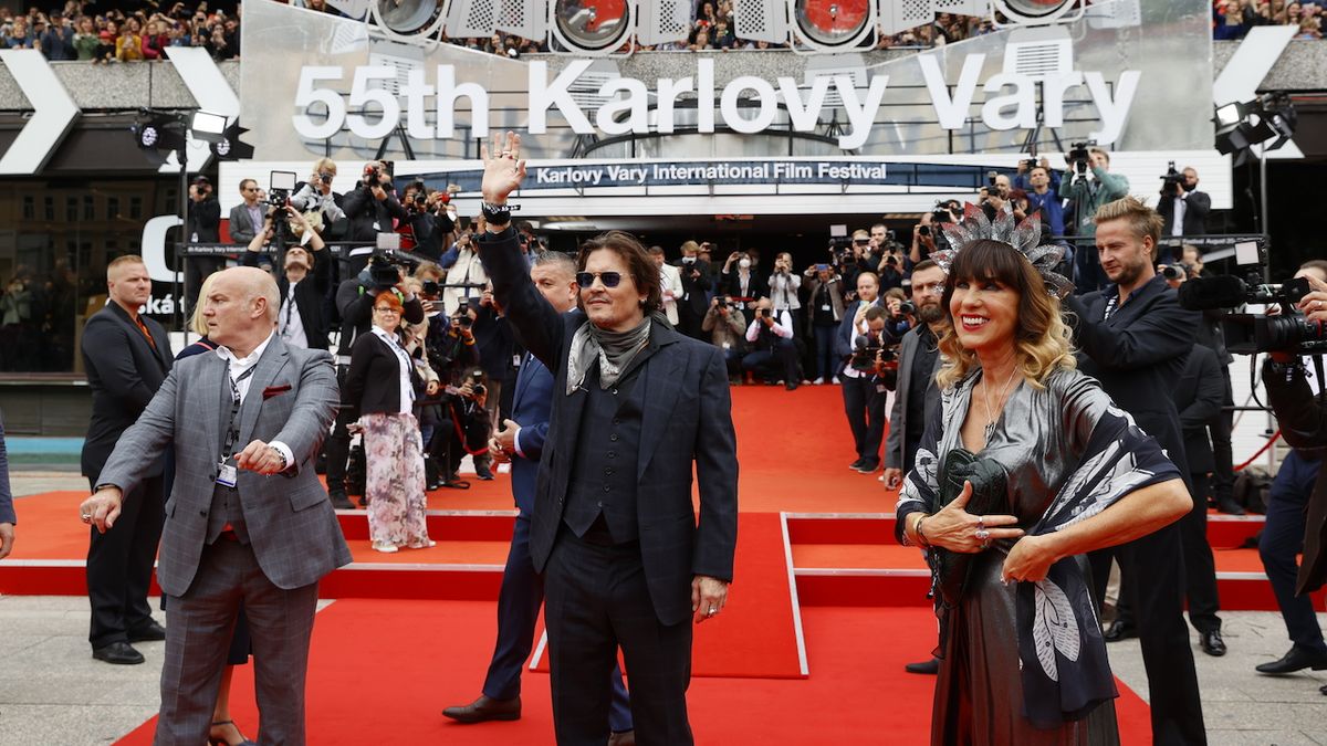 Johnny Depp poděkoval ve Varech česky. A za obřího potlesku uvedl film o slavném muzikantovi