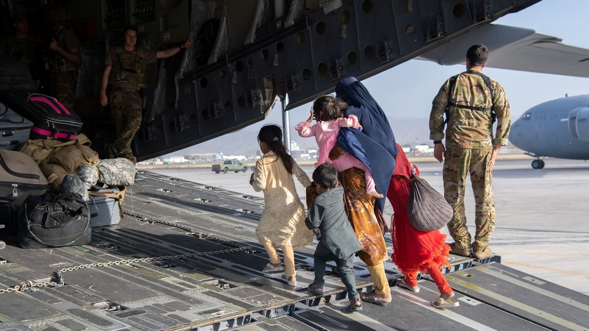 Evakuovaní Afghánci hledají v Česku práci