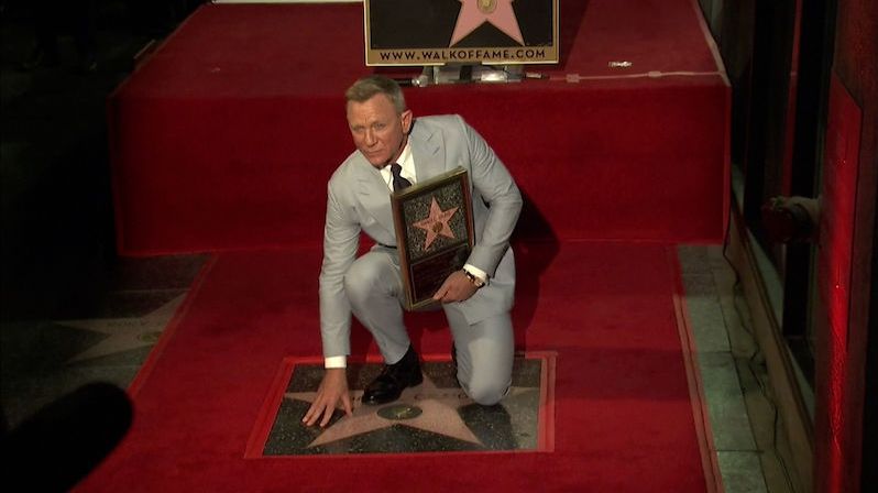 BEZ KOMENTÁŘE: Daniel Craig odhalil svou hvězdu na chodníku slávy v Hollywoodu.