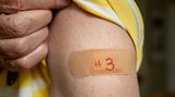 Přeočkování třetí dávkou vakcíny proti covidu-19: Kdy se registrovat a kam se jít očkovat