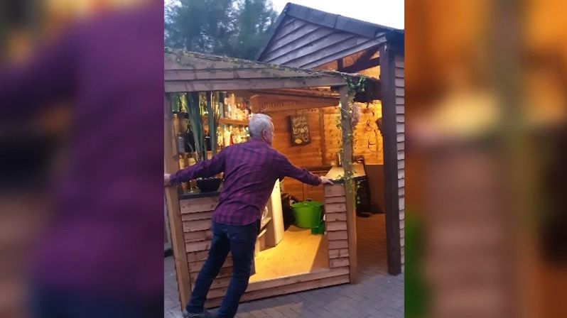 Muž si z kůlny na zahradě vyrobil tajný vyklápěcí bar