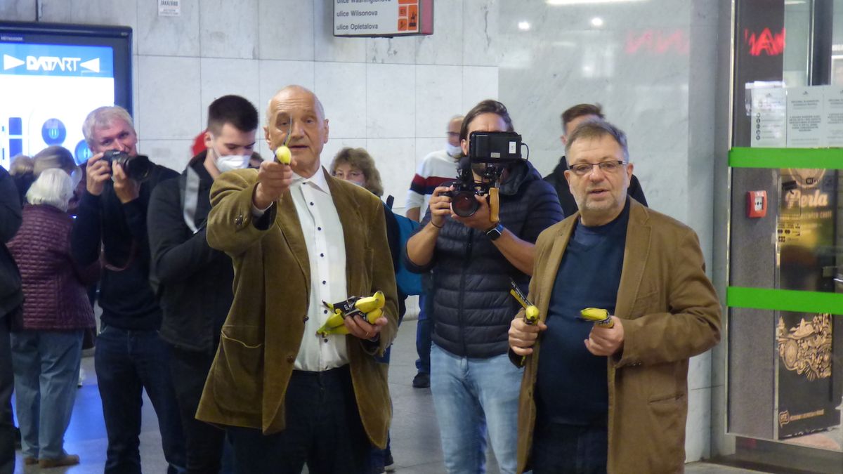 Herci Šteindler a Vávra rozdávali v metru banány. Přišly i vulgární reakce