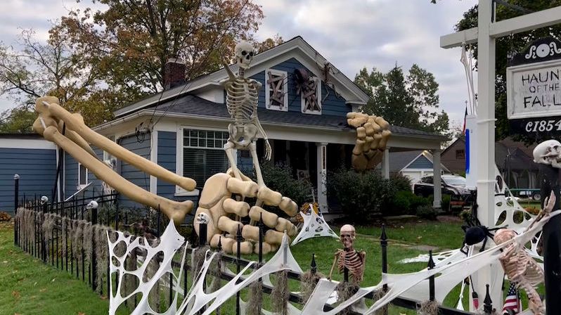 Jako hlavní atrakci halloweenské výzdoby domu zvolil majitel dvojici obřích kostlivých rukou
