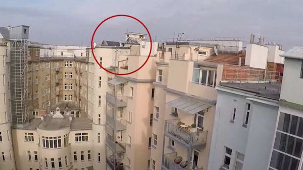 Čerstvě propuštěný mladík utíkal před policií po střechách domů v Brně