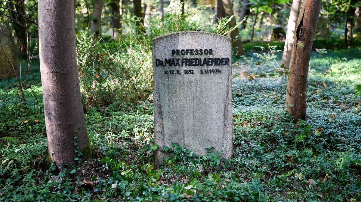 Do hrobu židovského učence uložili v Německu pozůstatky popírače holokaustu