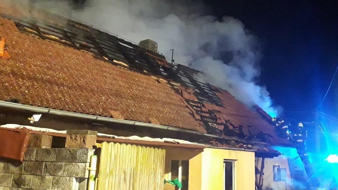 Na Klatovsku hořel dům, pro zraněného letěl vrtulník