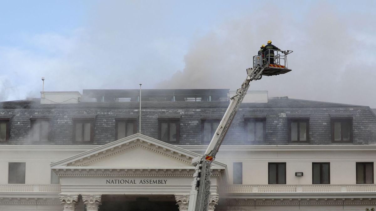 Budovu jihoafrického parlamentu v Kapském Městě zachvátil rozsáhlý požár