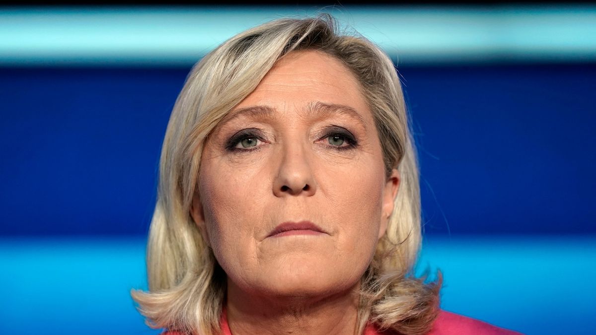 Le Penová požaduje odstranění vlajky EU z Vítězného oblouku