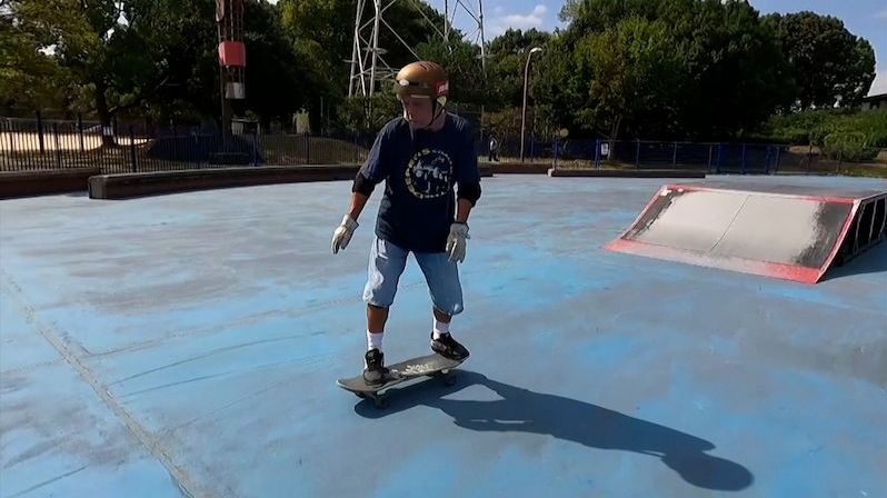 V 81 letech se prohání na skateboardu, s pokorou se učí i od pětiletých