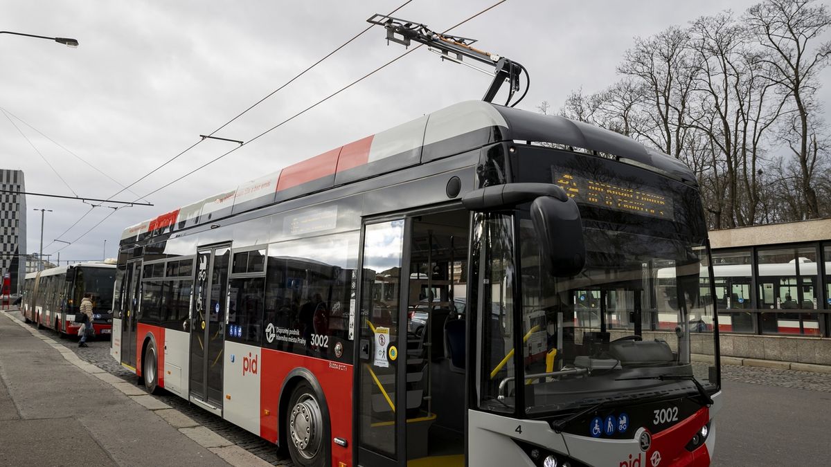 FOTO: V pražské MHD začal jezdit první elektrobus