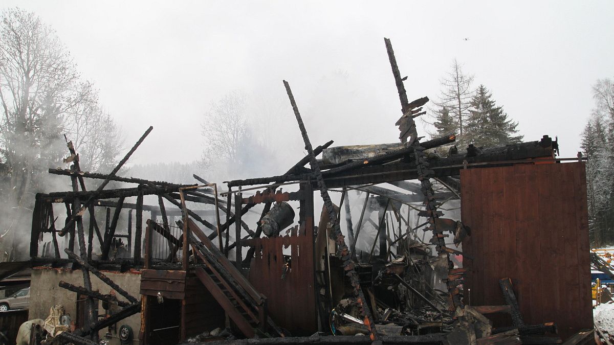 Stovky litrů nafty v okolí, škoda za dva miliony korun. Hasiči řešili požár stodoly v horách