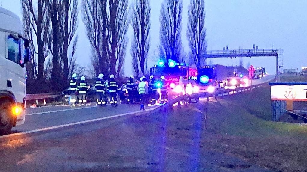 Při nehodě u Hradce Králové se srazila dvě osobní auta
