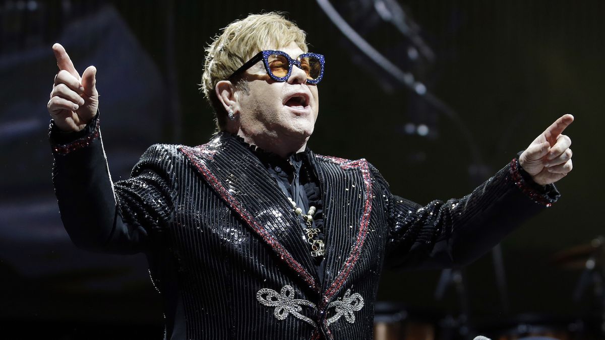Zpěvák Elton John opustil Twitter. Kvůli Muskovi