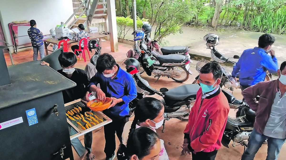 Mango v Kambodži suší solární sušičky z Česka