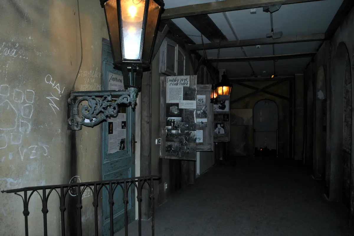 Uličky Starého Města osvětlené plynovými lampami působily ponuře.