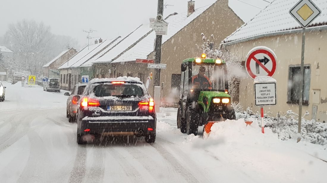 Sníh na silnicích na Brněnsku