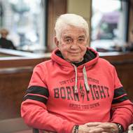 Jiří Krampol v kavárně Slavia, kde psali s Miloslavem Šimkem (1940–2004) povídky. 