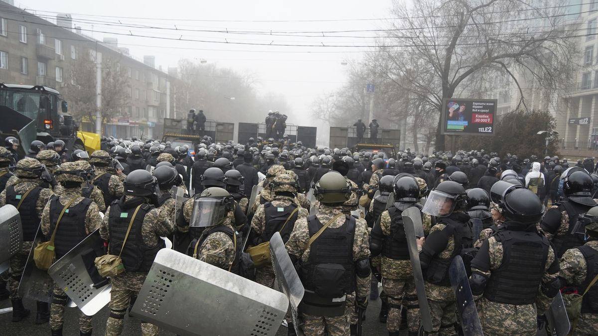 Drama v Kazachstánu: Dav zbil policisty, zkonfiskoval jim zbraně a zapálil sídlo prezidenta i radnici