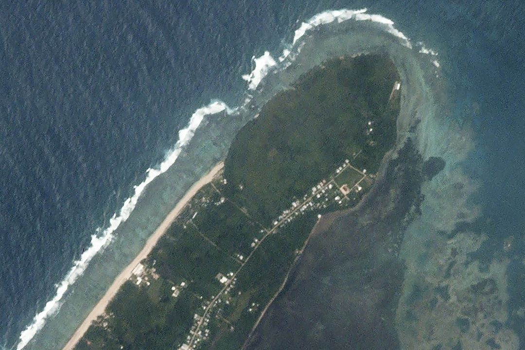 Satelitní snímek vesnice Kanokupolu na hlavním ostrově Tongy Tongatapu