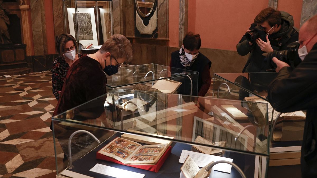 FOTO: V pražském Klementinu jsou k vidění nejvzácnější rukopisy. Jen tři dny