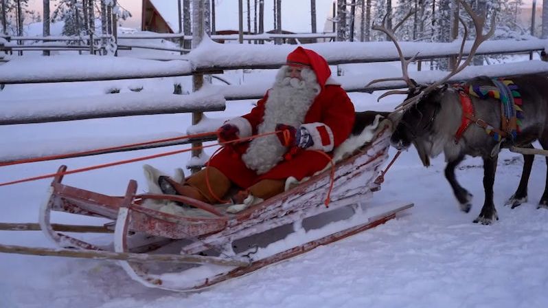 Santa Claus se ve své rodné vesnici v Laponsku připravuje na Vánoce