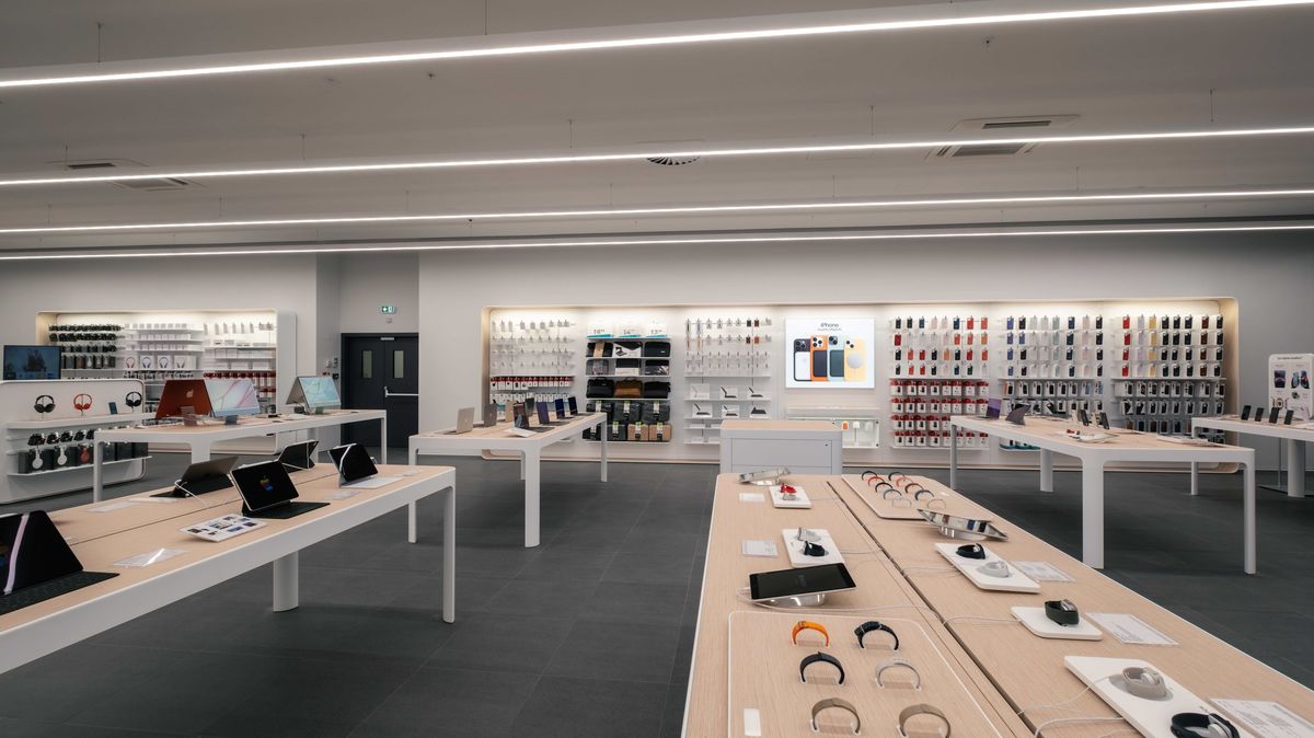 Apple má v Česku první partnerskou prodejnu. Láká na slevy až 19 000 Kč