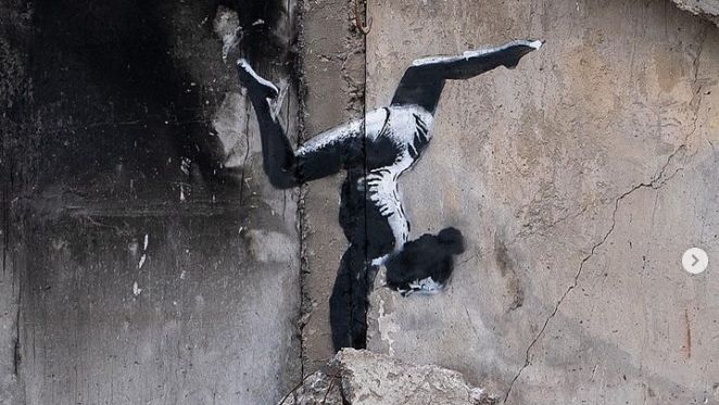 Stojka uprostřed trosek. Banksy má na Ukrajině nové dílo
