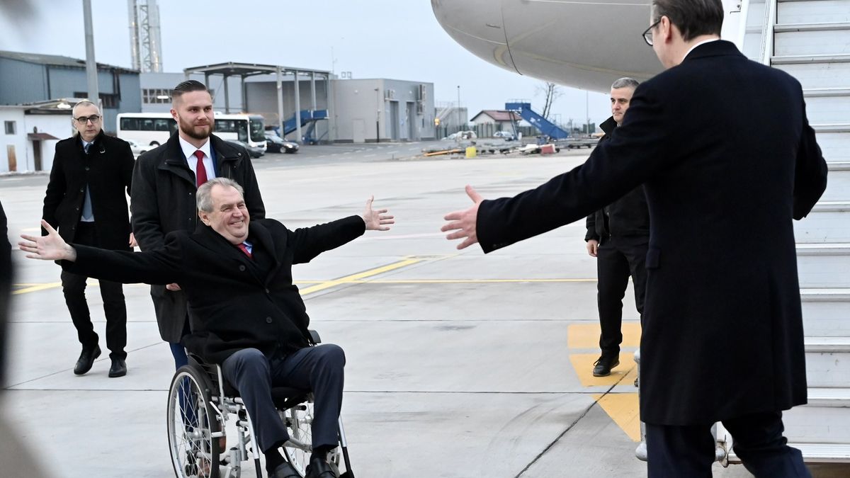 Zeman přiletěl do Bělehradu, Vučić ho přivítal s otevřenou náručí