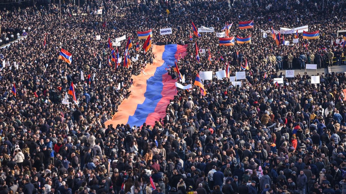 Tisíce lidí v Náhorním Karabachu protestovaly proti blokádě cesty do Arménie